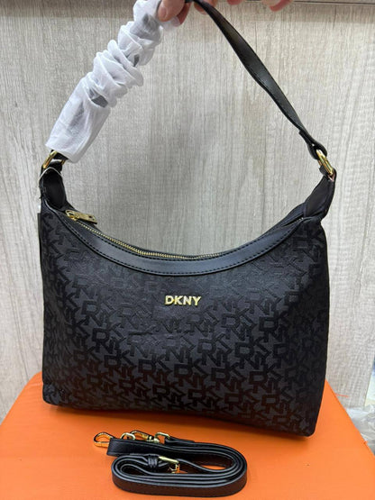 DKNY
Size   30×23cm
95 dhs🪙💚

Zain04
♥️♥️♥️