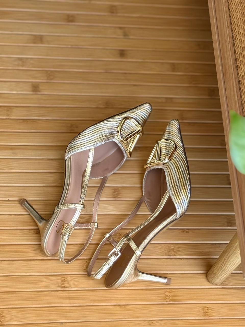 Valentino
AA Quality
𝘀𝗶𝘇𝗲: 𝟯𝟲 𝘁𝗼𝗼 𝟰2
450 dhs🇦🇪🇦🇪

Zain303
♥️♥️♥️