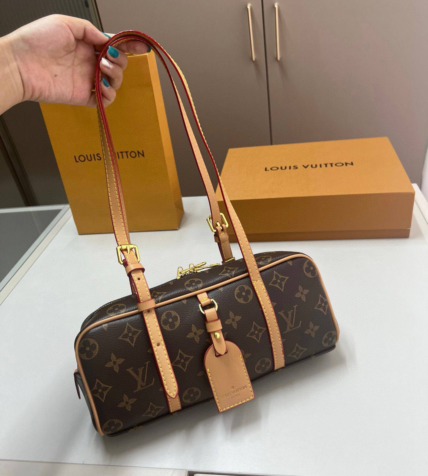 LV
GOOD QUALITY
 WITH BOX 
🎁🎁🎁

90 dhs🪙🌨️

Zain39
♥️♥️♥️