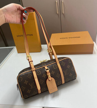 LV
GOOD QUALITY
 WITH BOX 
🎁🎁🎁

90 dhs🪙🌨️

Zain39
♥️♥️♥️