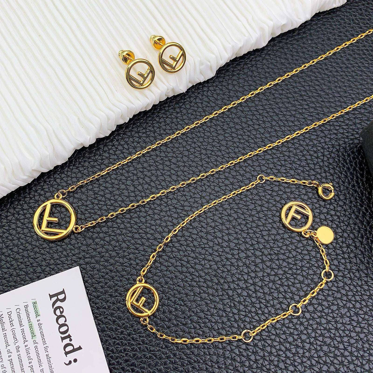 Fendi Set
Necklace 
Earrings 
Bracelet 

Master Quality

115 dhs🇦🇪🇦🇪
normal box 📦

Zain48
♥️♥️♥️