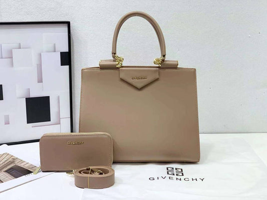 GIVENCHY Antigona Handbag
With Zipper Long Wallet
And Long Belt Strap
Gold Hardware
Size : 35 cm

120 dhs✅

Zain239
♥️♥️♥️