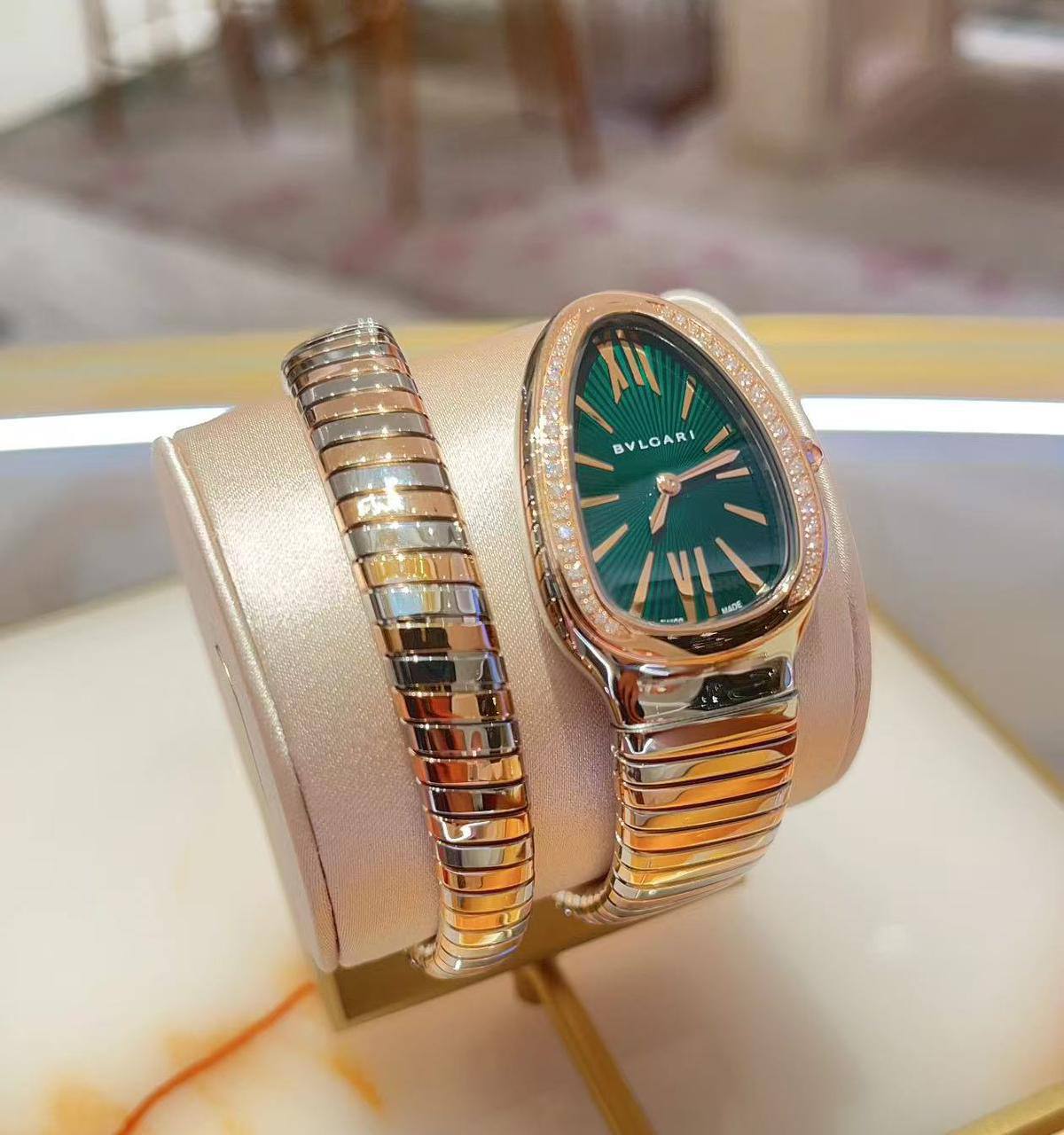 Bvlgari Snake 🐍
Ladies Watch 
Good Quality
250 dhs💓

Zain33
♥️♥️♥️