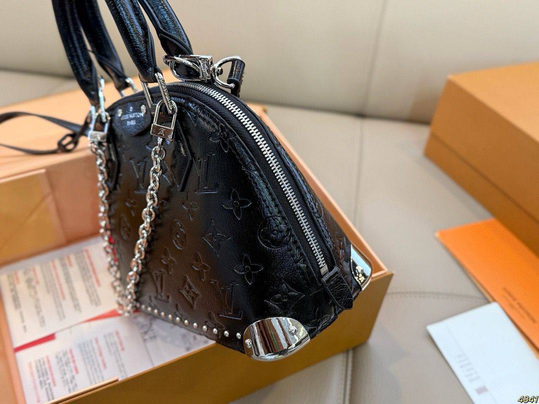 LV L001
COPY ONE NEW CAME 

WITH BOX 
🎁🎁🎁

180 dhs✅

Zain39
♥️♥️♥️