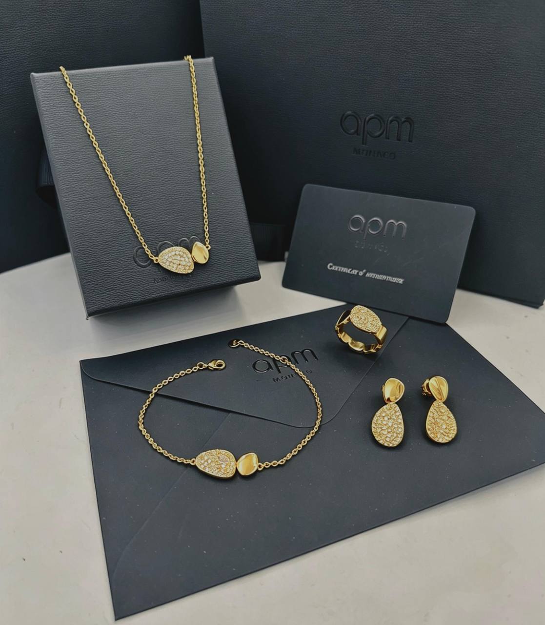 APM SET 
MASTER 💫✨
NECKLACE 
BRACELET 
EARRINGS
WITH GOOD BOX AND PAPER BAG🛍️🎁
150 DHS💓

Zain89
♥️♥️♥️