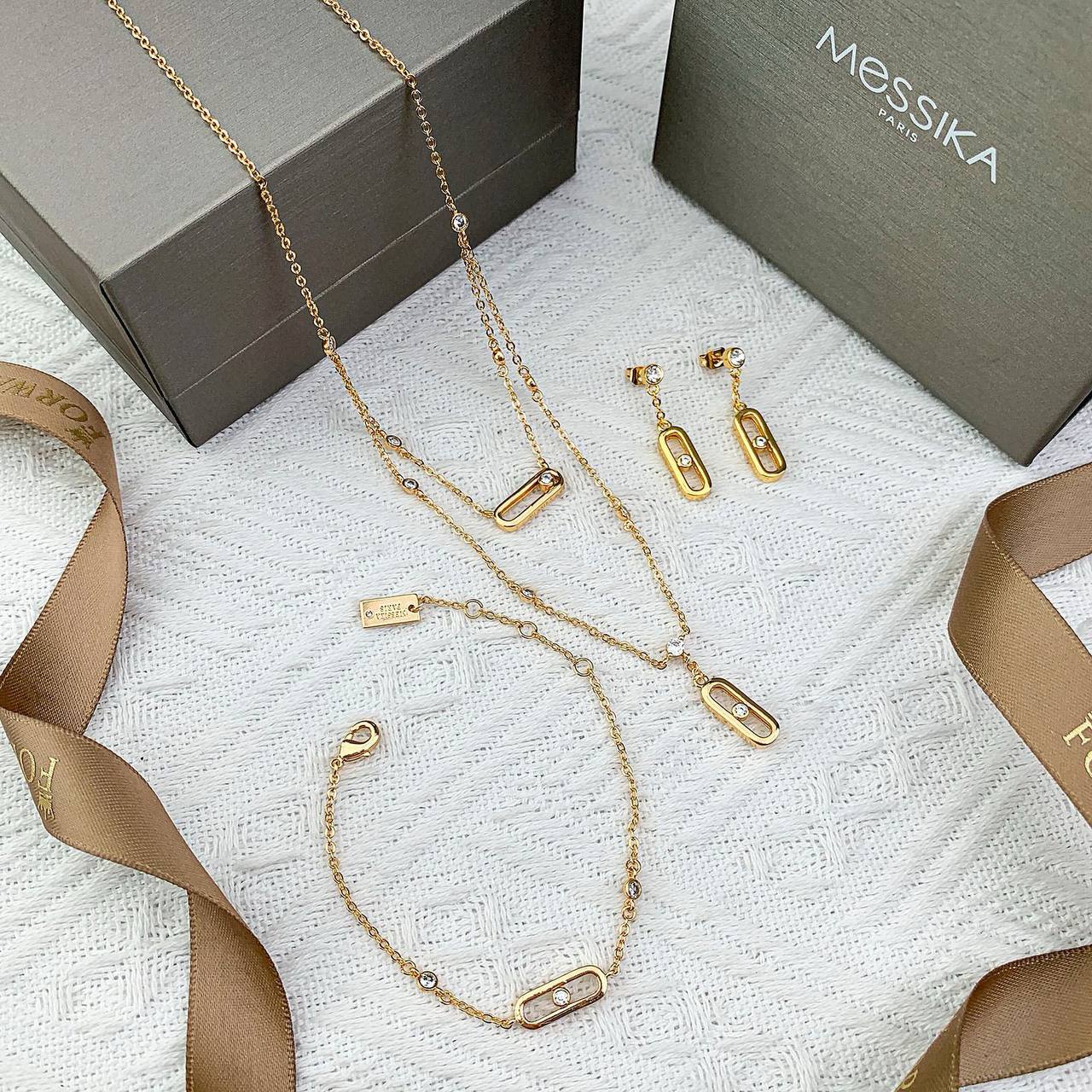 MESSIKA SET 
MASTER✨💫
NECKLACE 
BRACELET 
EARRINGS
WITH BOX AND PAPER BAG🎁🛍️
115 DHS✅

Zain89
♥️♥️♥️