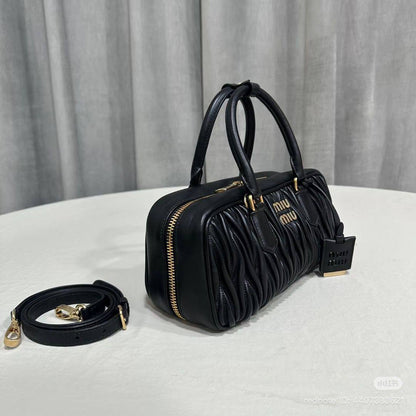 NEW🌸MIUMIU🌸
SUPER MASTER QUALITY🫶
WITH FULL PACKAGING🎁
SIZE::✨27CM✨
1450 dhs🪙💚

Zain255
♥️♥️♥️