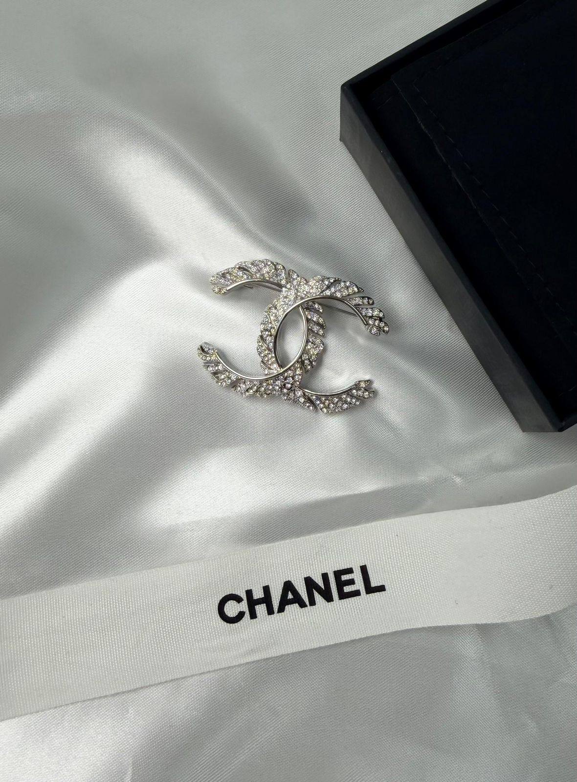 *CHANEL*  🤍

🆕🎉🥳🎊🆕
* BROOCH, Clip , Pin
* Gold-Finish Metal (Gold Plated)

* ⁠↗️ *Super Master Quality ®️* 🫆

*75 dhs💚* with *Normal* Box & Bag
*95 dhs💚* with *Orignal* Packaging 🎁

Zain209
♥️♥️♥️