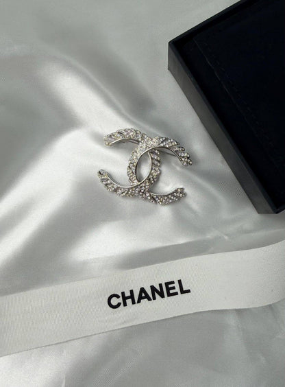 *CHANEL*  🤍

🆕🎉🥳🎊🆕
* BROOCH, Clip , Pin
* Gold-Finish Metal (Gold Plated)

* ⁠↗️ *Super Master Quality ®️* 🫆

*75 dhs💚* with *Normal* Box & Bag
*95 dhs💚* with *Orignal* Packaging 🎁

Zain209
♥️♥️♥️