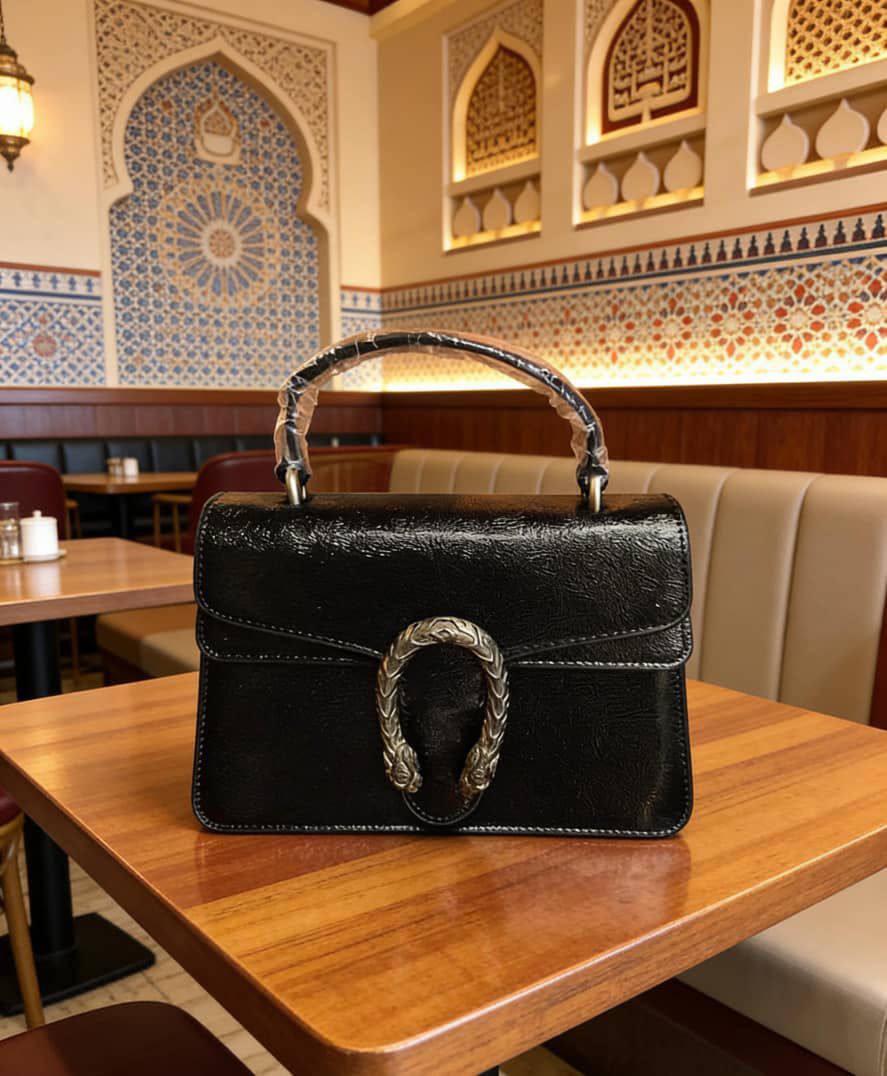 Gucci

100 dhs✅

with box 
🎁🎁🎁

Size:23/8/15

Zain07
♥️♥️♥️
