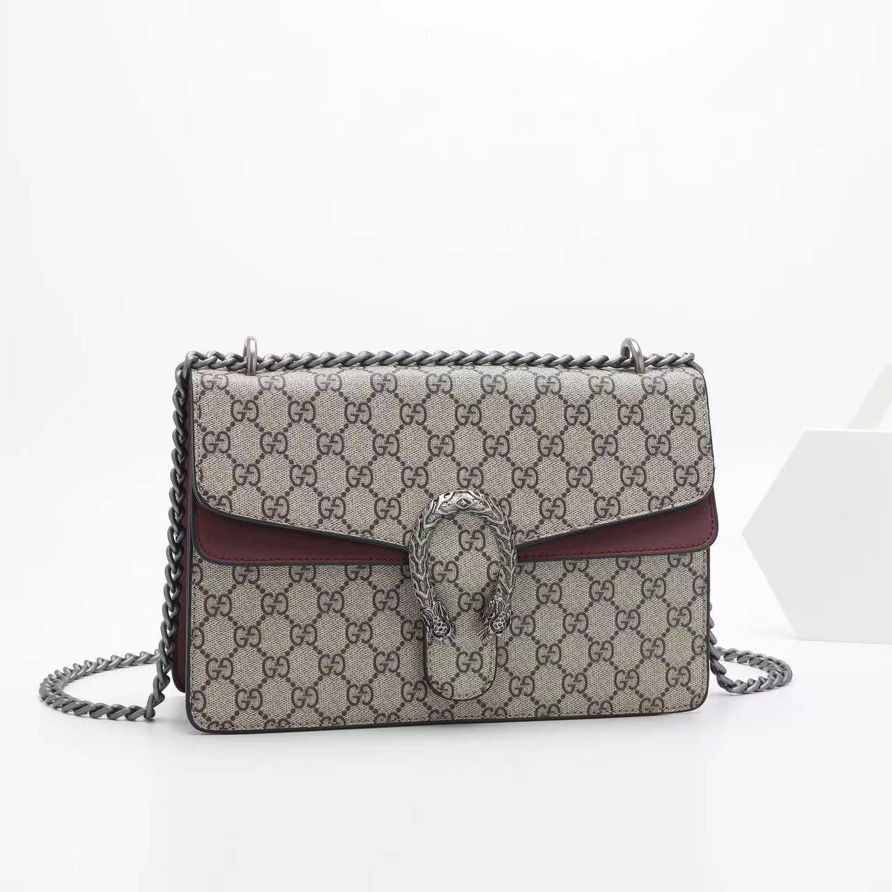 Gucci 
Good quality 
Size 25cm
100 dhs💛
With box 📦

Zain70
♥️♥️♥️