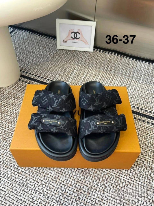 LV SLIPPER
GOOD QUALITY
110 dhs✅

Zain40
♥️♥️♥️