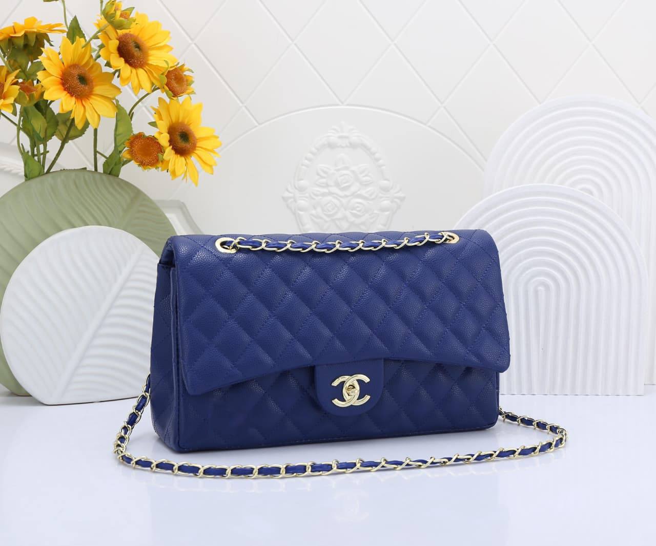 Chanel
High quality
115 dhs❤️

with box
🎁🎁🎁

Zain136
♥️♥️♥️