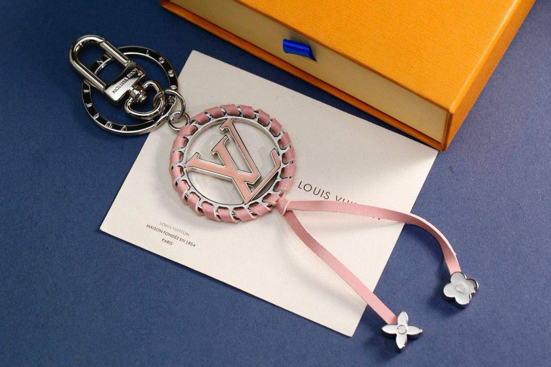 KEYCHAIN AND BAG CHARM✨💫
70 dhs❣️  WITH GOOD BOX 🎁AND PAPER BAG 🛍️🎁

Zain89
♥️♥️♥️
