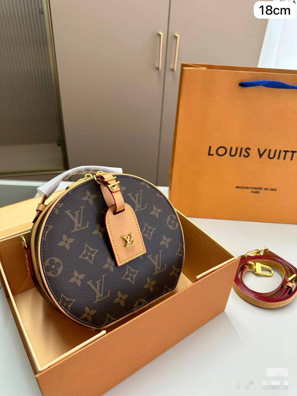 18🌹 LV petite boite 
1⃣️Frist quality +🎁
Size : 18 * 17 cm
85 dhs✅
with box🎁

Zain60
♥️♥️♥️
