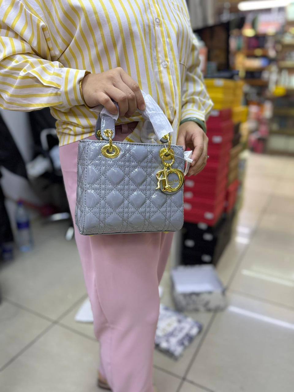 🌟 Lady  Dior 
1️⃣ First Quality +🎁
Size: 20 * 8 * 17 cm

100 dhs💓

with Box🎁

Zain115
♥️♥️♥️