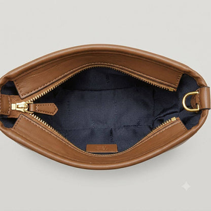 FENDI Mini Roll Bag
crafted from blue denim
jacquard fabric
brown leather handle
With BOX
🎁🎁🎁
Size: 20 cm
80 dhs✅

Zain239
♥️♥️♥️
