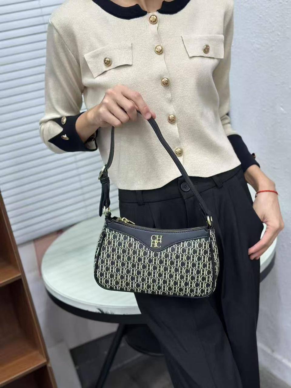 🌹 CHCH hobo
1️⃣ First quality +🎁
Size : 24 * 15 cm
75 dhs✅
with box 🎁

Zain115
♥️♥️♥️