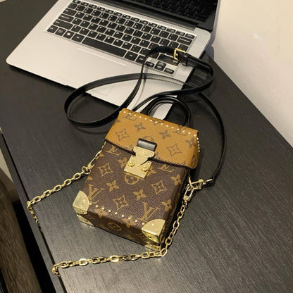 LV
17*12*6 cm
70 dhs👑

Zain17
♥️♥️♥️