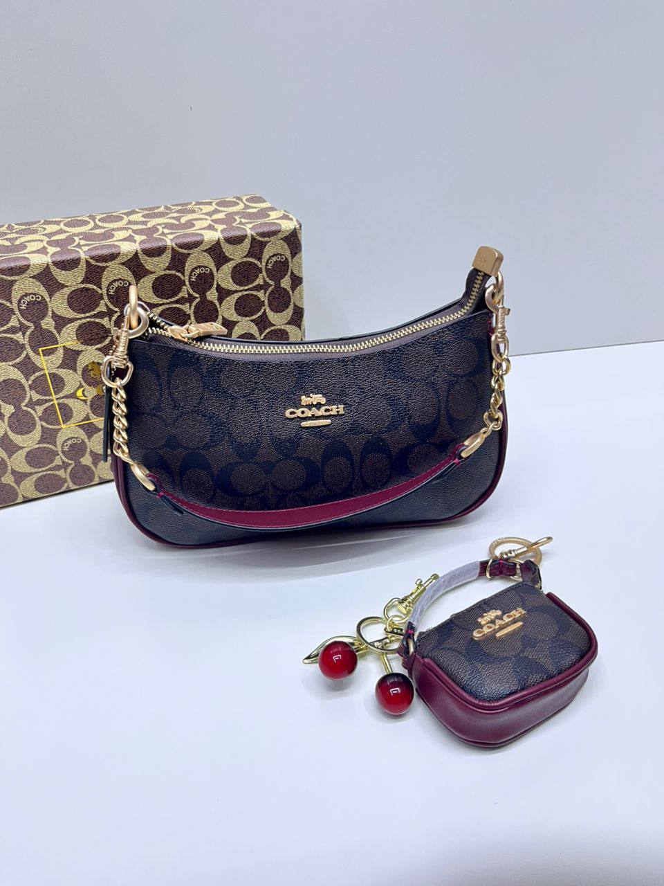 Coach
110 dhs✅
with box
🎁🎁🎁
size 25×7×15cm
with small bag and cherry

Zain42
♥️♥️♥️