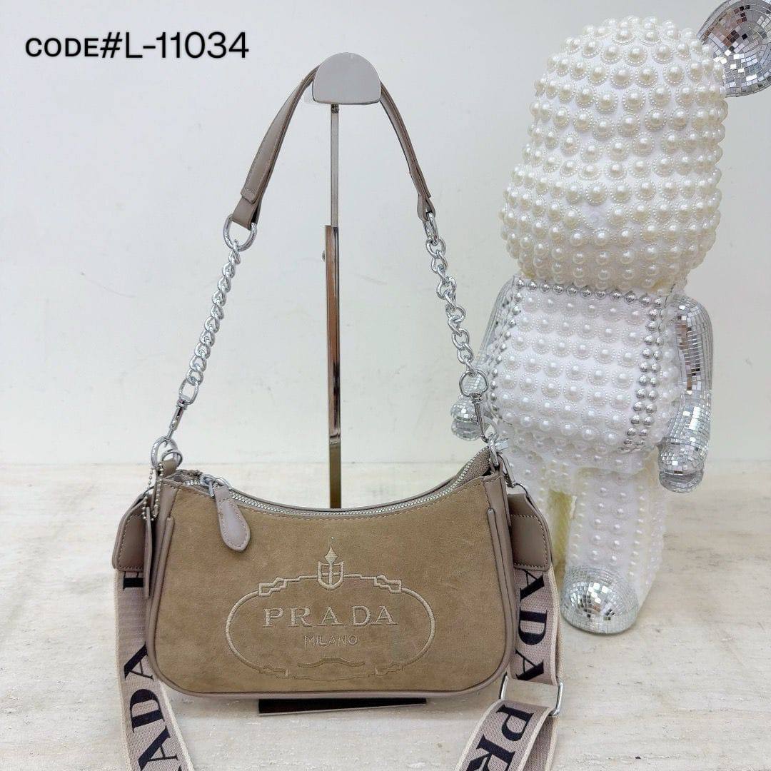 PRADA sʜᴏᴜʟᴅᴇʀ ʙᴀɢ
sᴜᴀᴅᴇ ʟᴇᴀᴛʜᴇʀ ᴍᴀᴛᴇʀɪᴀʟ
ᴇᴍʙʀᴏɪᴅᴇᴅ ʟᴏɢᴏ
ᴡɪᴛʜ ʟᴏɴɢ sᴛʀᴀᴘ
sɪᴢᴇ : 26 cm
ᴡɪᴛʜ BOX
🎁🎁🎁

70 dhs🪙🖤

Zain31
♥️♥️♥️
