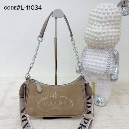 PRADA sʜᴏᴜʟᴅᴇʀ ʙᴀɢ
sᴜᴀᴅᴇ ʟᴇᴀᴛʜᴇʀ ᴍᴀᴛᴇʀɪᴀʟ
ᴇᴍʙʀᴏɪᴅᴇᴅ ʟᴏɢᴏ
ᴡɪᴛʜ ʟᴏɴɢ sᴛʀᴀᴘ
sɪᴢᴇ : 26 cm
ᴡɪᴛʜ BOX
🎁🎁🎁

70 dhs🪙🖤

Zain31
♥️♥️♥️