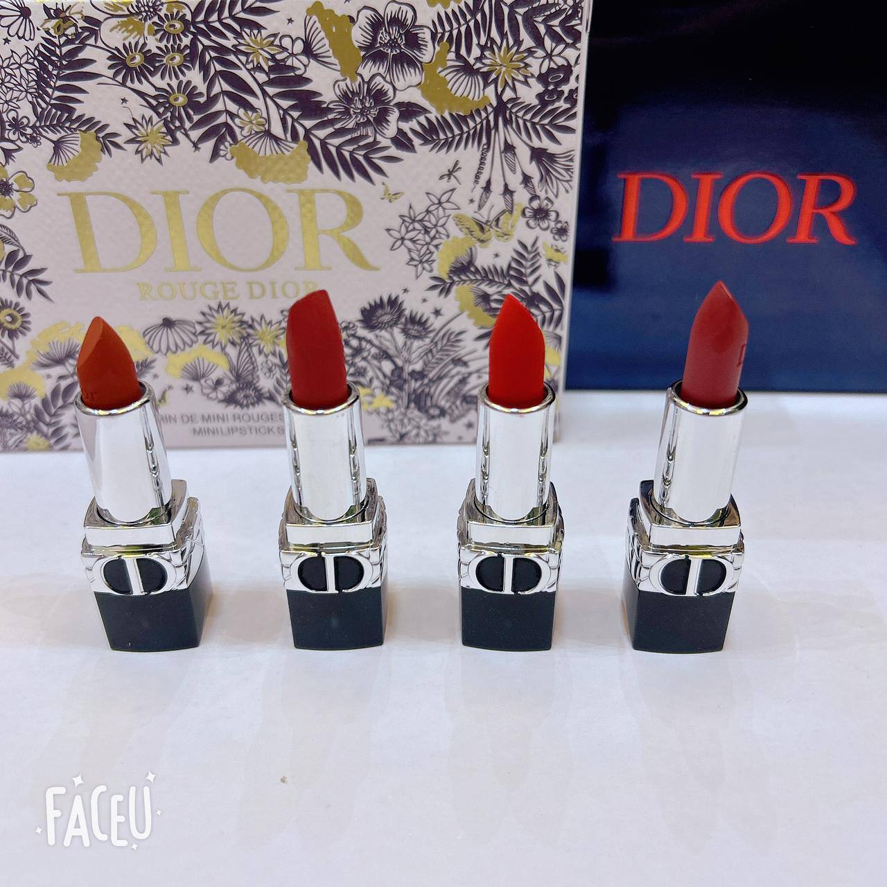 Dior Set
With paper bag 
55 dhs🪙💕

Zain17
♥️♥️♥️