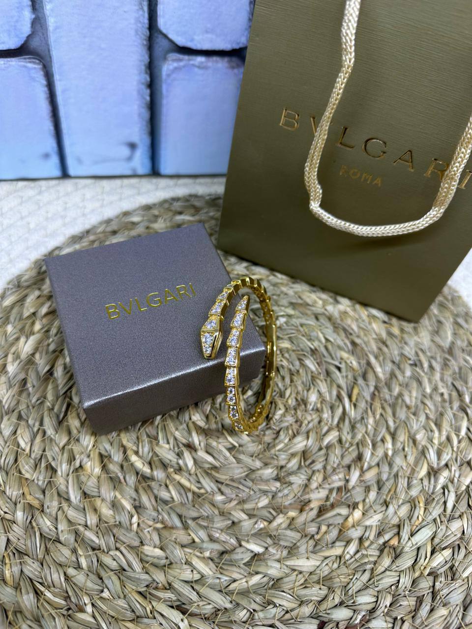 Bangle ❤️‍🔥*
good quality 💯
With same boxes 🗃️ 
And paper bag 🛍️
40 dhs🪙🌨️

Zain216
♥️♥️♥️