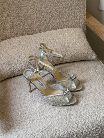 Jimmy choo

𝐒𝐢𝐳𝐞𝐬: 𝟑𝟔 — 𝟒𝟏
500 dhs🇦🇪🇦🇪

Zain298
♥️♥️♥️
