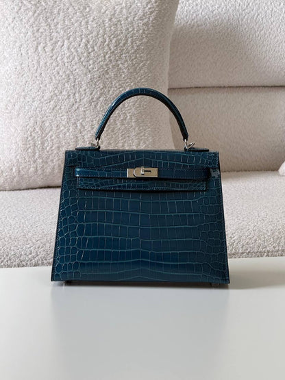 Hermes kelly croc 25cm💕master quality😍with box❤️
750 dhs🪙💕

Zain52
♥️♥️♥️