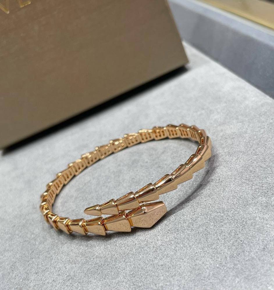 BVLGARI 
Bangle 🦋 
Master quality 💯
With normal boxes 🗃️ 
90 dhs✅

With master box 📦 
140 dhs✅

Zain216
♥️♥️♥️