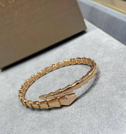 BVLGARI 
Bangle 🦋 
Master quality 💯
With normal boxes 🗃️ 
90 dhs✅

With master box 📦 
140 dhs✅

Zain216
♥️♥️♥️