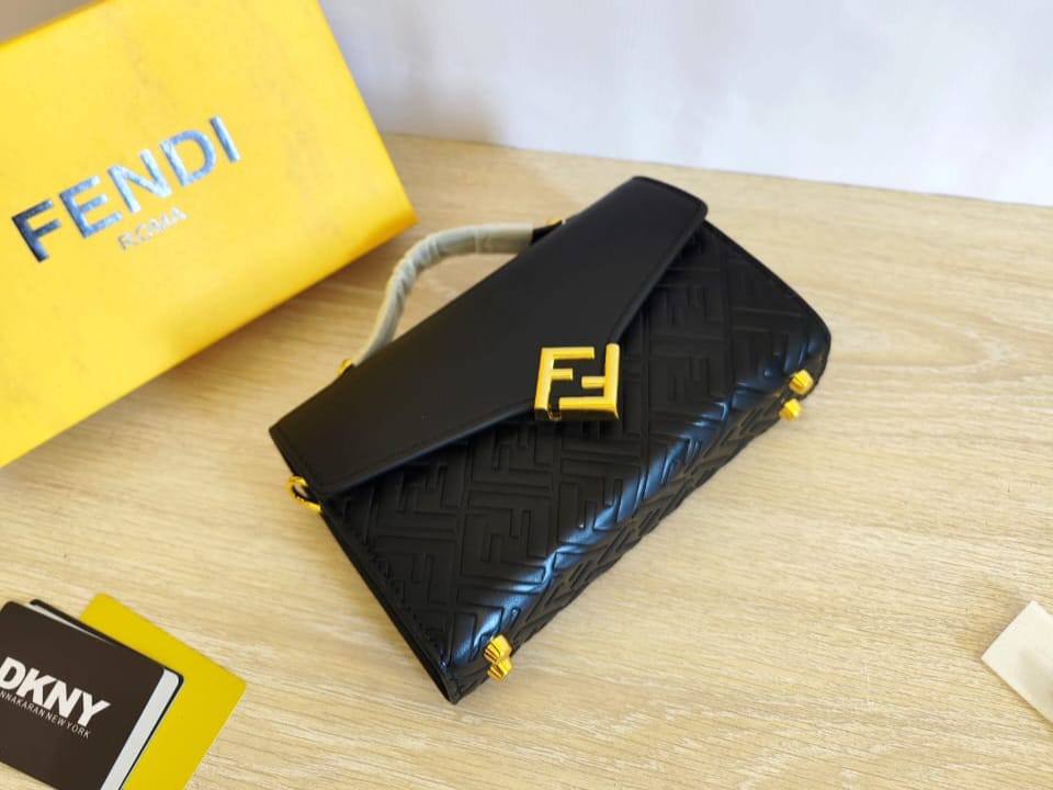Bags

90 dhs🇦🇪

with box
🎁🎁🎁

size 23cm

Zain26
♥️♥️♥️