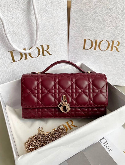Dior
110 dhs✅
size：22cm
Good-quality 

with box🎁🎁🎁

Zain35
♥️♥️♥️