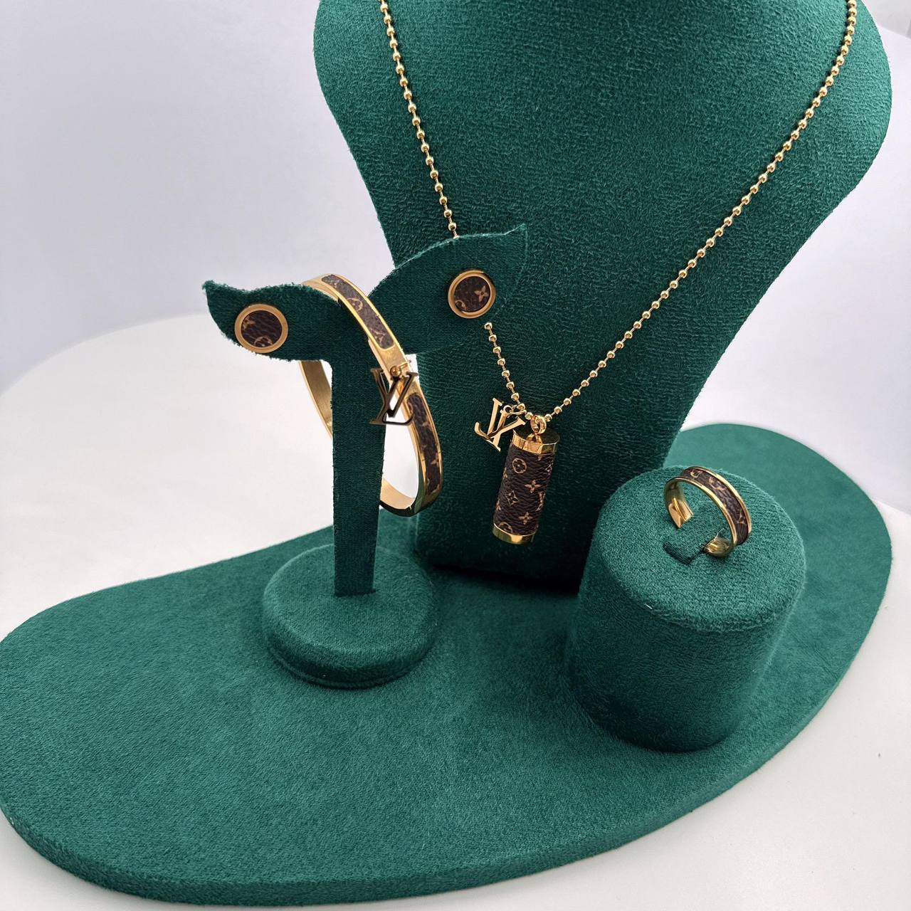 Full Set
45 dhs🪙🌨️

Zain37
♥️♥️♥️