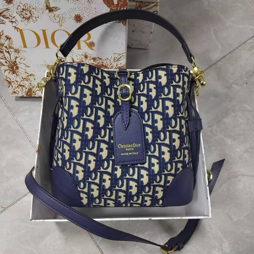 Gucci

Good quality 

with box 
105 dhs🇦🇪🇦🇪

Zain186
♥️♥️♥️