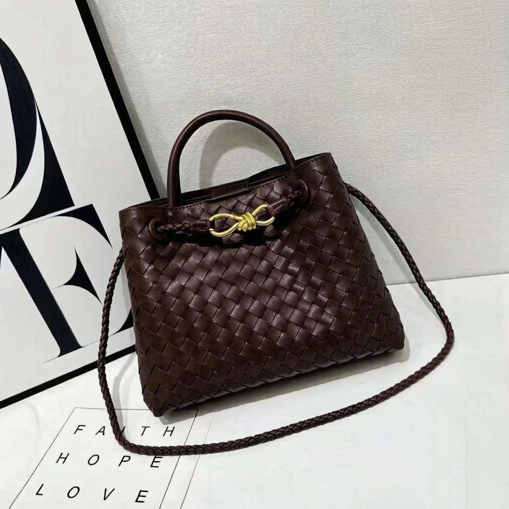 BOTTEGA 
NEW CAME GOOD QUALITY 
WITH BOX 
🎁🎁🎁

115 dhs💓
Size: 25cm

Zain39
♥️♥️♥️