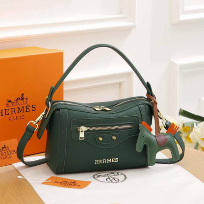 HERMES ✨
Good quality 
Size 22cm

100 dhs✅

With box 📦

Zain70
♥️♥️♥️