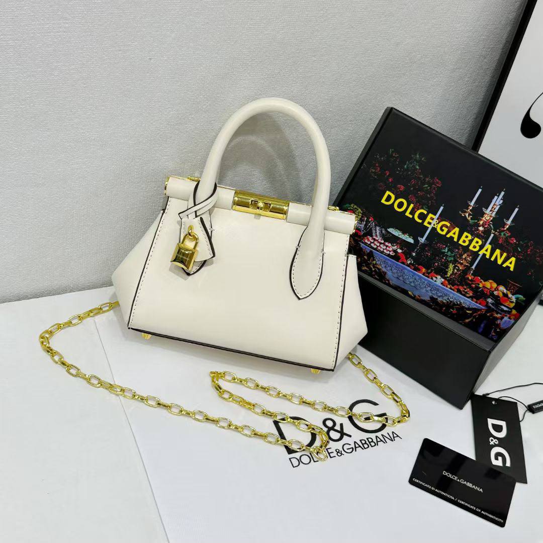 D&G
good quality
120 dhs🇦🇪🇦🇪
with box

Zain143
♥️♥️♥️