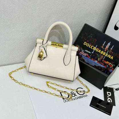 D&G
good quality
120 dhs🇦🇪🇦🇪
with box

Zain143
♥️♥️♥️