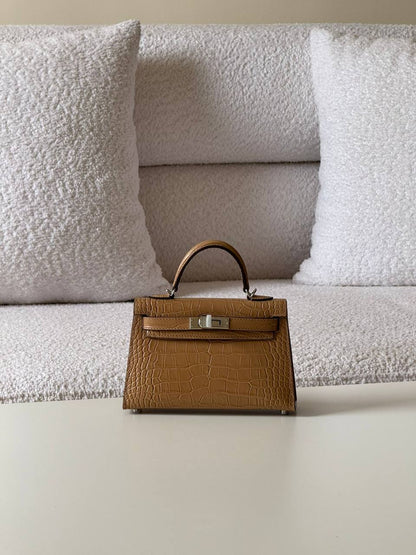 Hermes
minikelly 19cm💕master quality😍with box❤️
510 dhs✅🇦🇪

Zain52
♥️♥️♥️