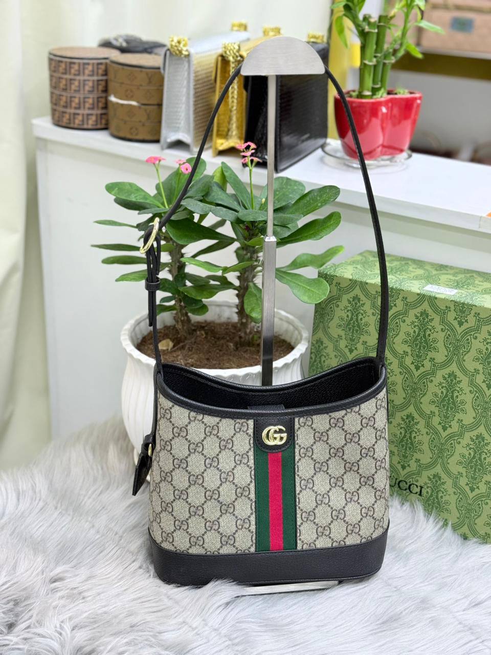 GUCCI
SIZE  ………24CM 🥰
95 dhs❣️
with BOX🌷

Zain51
♥️♥️♥️