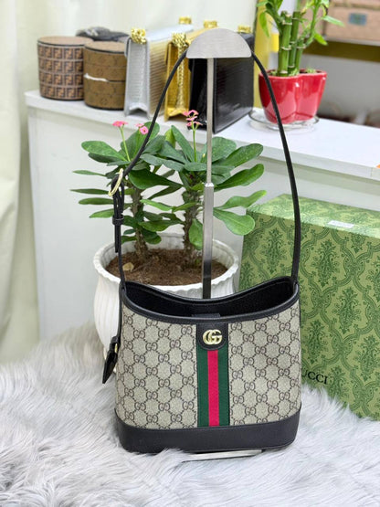 GUCCI
SIZE  ………24CM 🥰
95 dhs❣️
with BOX🌷

Zain51
♥️♥️♥️