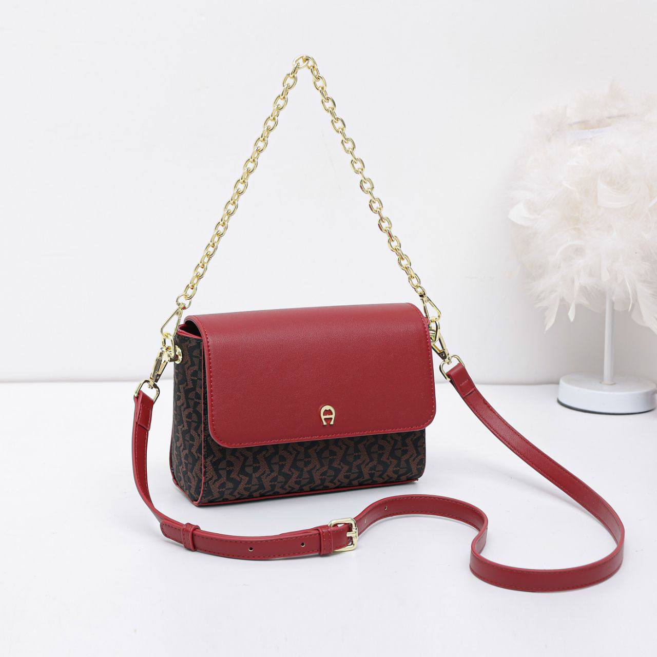 Aigner

95 dhs🗽

with box
🎁🎁🎁

23*8*15

Zain07
♥️♥️♥️