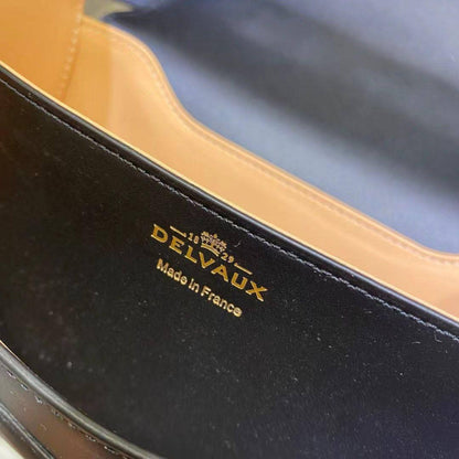 Delvaux 
Small Lingot shoulder bag in Olen calf leather❤️🥀

For Price 👇 WhatsApp✅
0568585901 
0507557372
0552275751 Owner Zain 👌

Zain71
♥️♥️♥️
