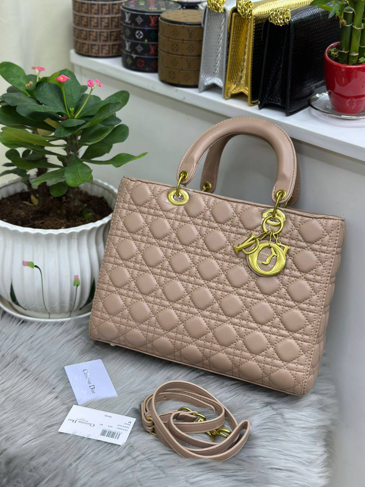 DIOR
SIZE  ………32CM 🥰
120 dhs❣️

Zain224
♥️♥️♥️
