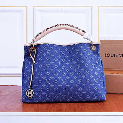 LV
NEW CAME GOOD QUALITY 
115 dhs🪙💕

Zain39
♥️♥️♥️