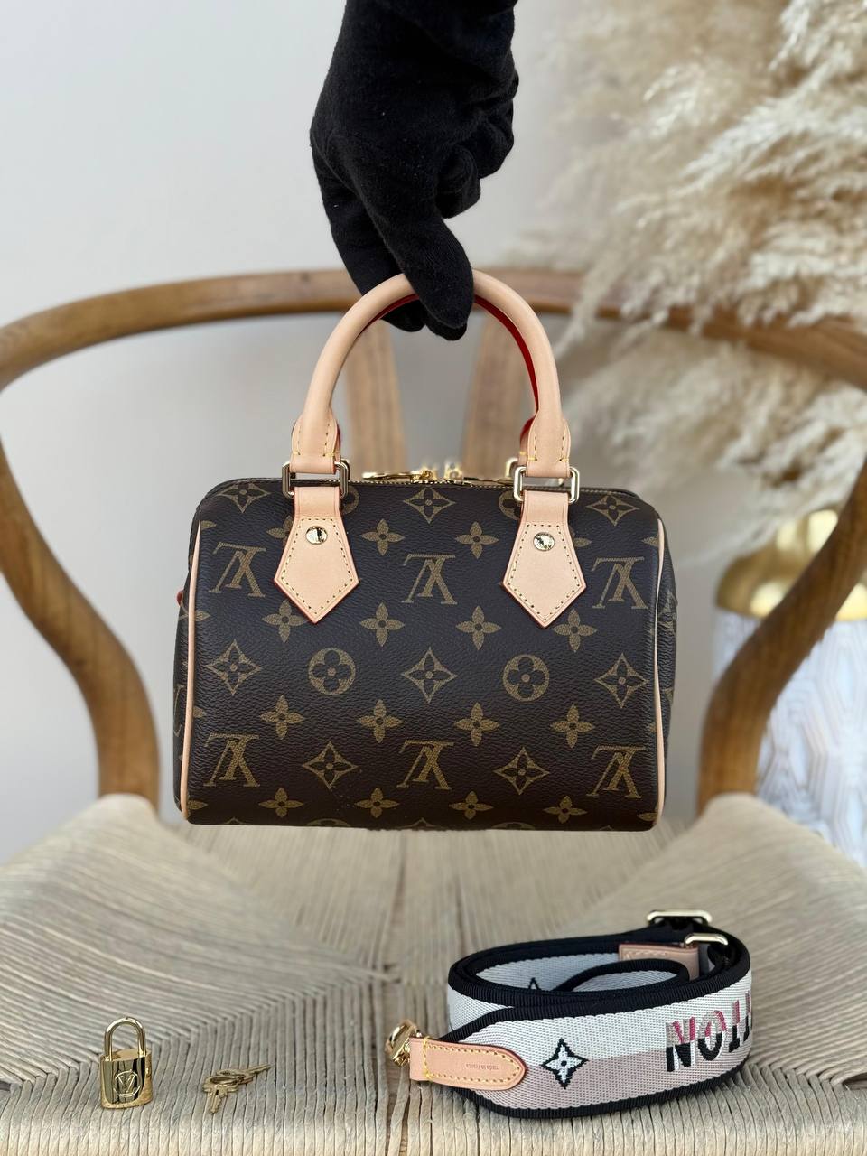 LV
20cm
340 dhs✅
Top quality 
With box🎁

Zain167
♥️♥️♥️