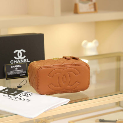 Chanel
❤️
100 dhs✅ 
Good  quality
Size：17cm

With  box
🎁🎁🎁

Zain74
♥️♥️♥️
