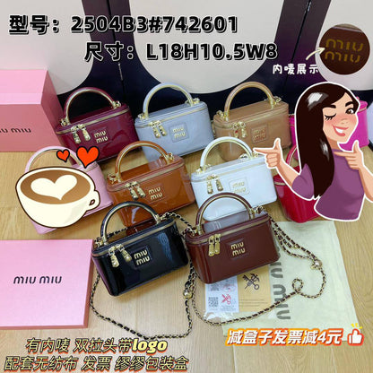 Miu Miu

good Quality bag 

With box 
🎁🎁🎁

80 dhs✅

Zain104
Zain117
♥️♥️♥️